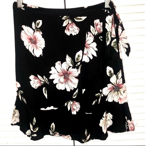 Band of Gypsies Dresses & Skirts - Band of gypsies Ruffle Mini Skirt Floral Black Small